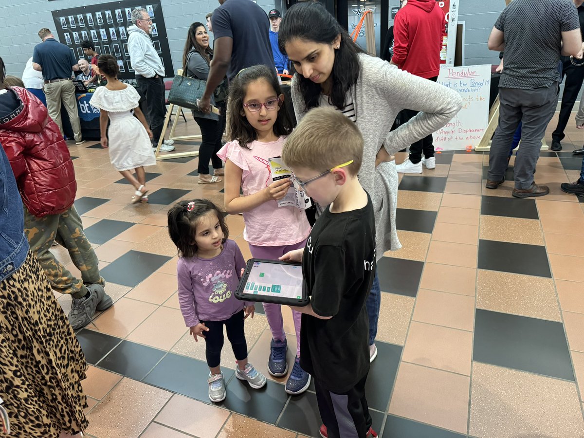 Thanks <a href="/LakotaDistrict/">LakotaLocalSchools</a> interim superintendent for stopping by ECS booths at Light Up Lakota.  Our students loved showing you our robots and VRs.<a href="/Creeksidetweet/">Creekside ECS</a> <a href="/HeritageECS/">Heritage Early Childhood School</a>