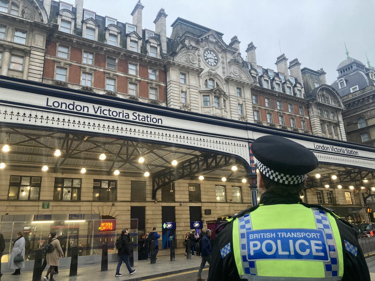 BTP London Victoria (@btpvictoria) on Twitter photo A successful operation conducted today with assistance from our colleagues at <a href="/MPSWestminster/">Westminster Police | Central West BCU</a>. With many positive stop searches including one male who attempted to run off but not managing to get far. He was arrested for obstruction of stop search,PWITS & an offensive weapon. A successful operation conducted today with assistance from our colleagues at <a href="/MPSWestminster/">Westminster Police | Central West BCU</a>. With many positive stop searches including one male who attempted to run off but not managing to get far. He was arrested for obstruction of stop search,PWITS & an offensive weapon.