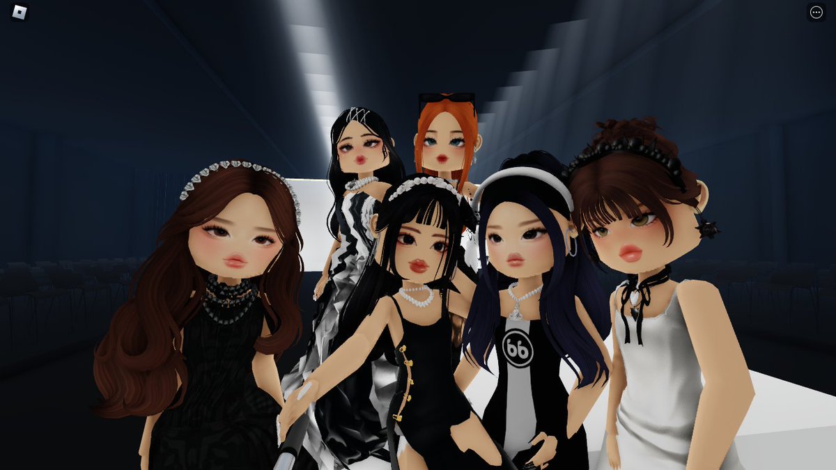 hwip_haram's tweet photo. Runaway with my girls! ✨👑

#RHDanceStudio #NOVANCE #노벤스 https://t.co/xYjg0bp5ds
