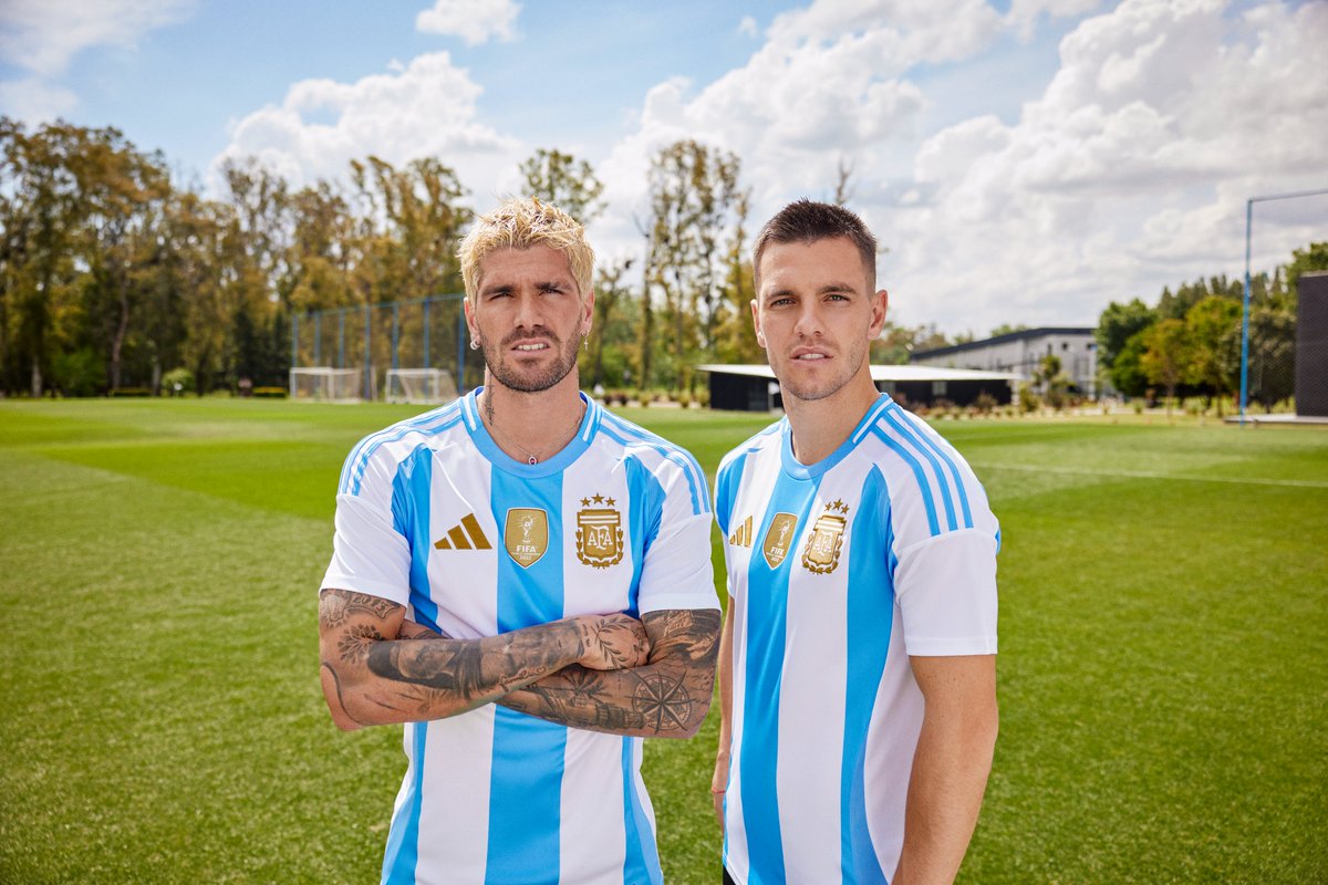 Argentina's tweet photo. #SelecciónMayor Se inspiran en la gloria de los Campeones del Mundo y el apoyo incondicional de los hinchas: acá te presentamos nuestras nuevas camisetas🇦🇷

📝https://t.co/98TsDrqu9h https://t.co/9qQ1MFOROg