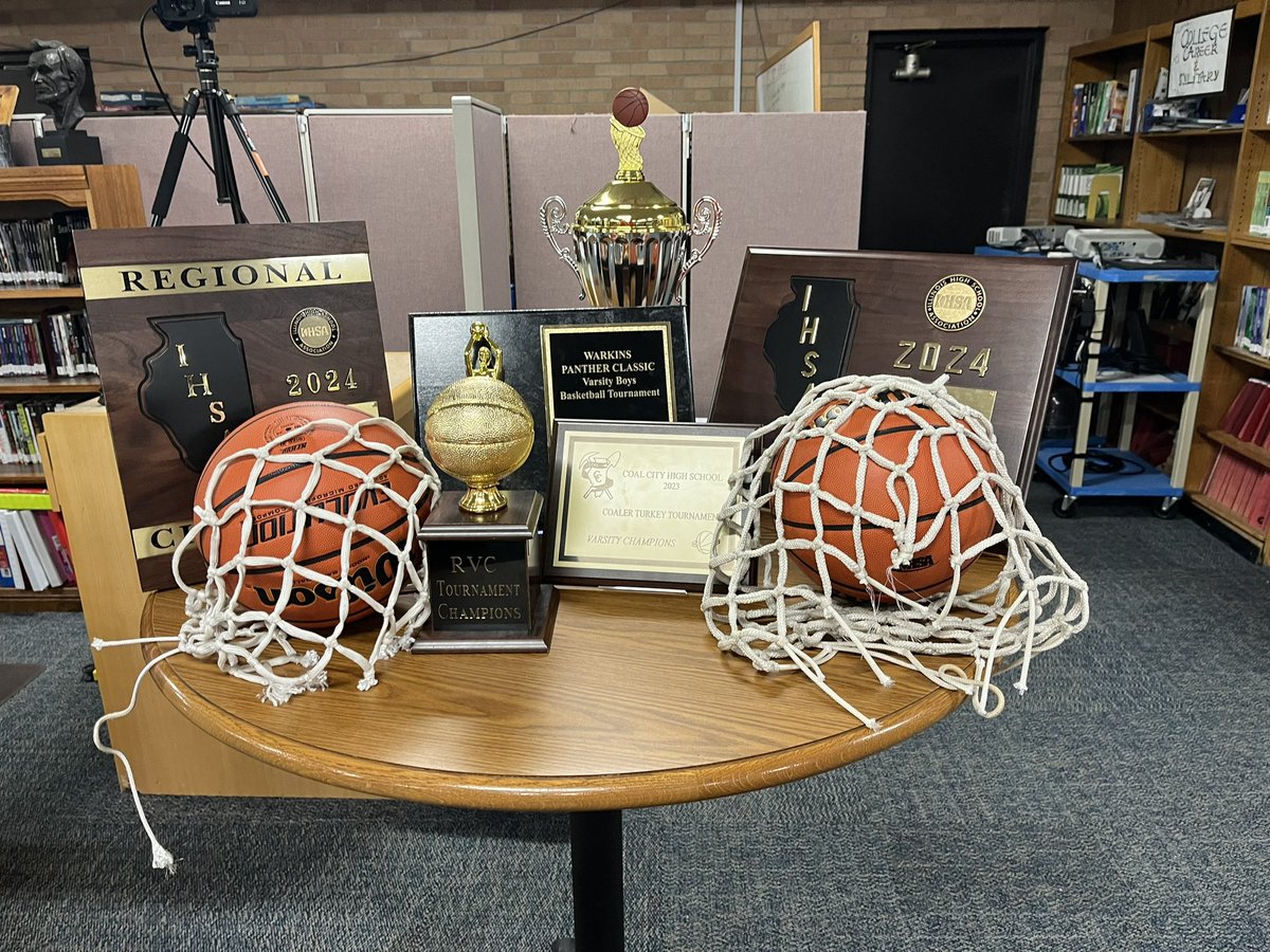 Awards night was a success! Congrats to:

Adyn McGinley - RVC POY
Zack Johnson - 1st Team RVC 
Orlin Nesbitt - 1st Team RVC
Jack Hayhurst - 2nd Team RVC
Ethan Rydberg - 2nd Team RVC
Noah Berry - RVC Special Mention

One last THANK YOU to our seniors and their families!