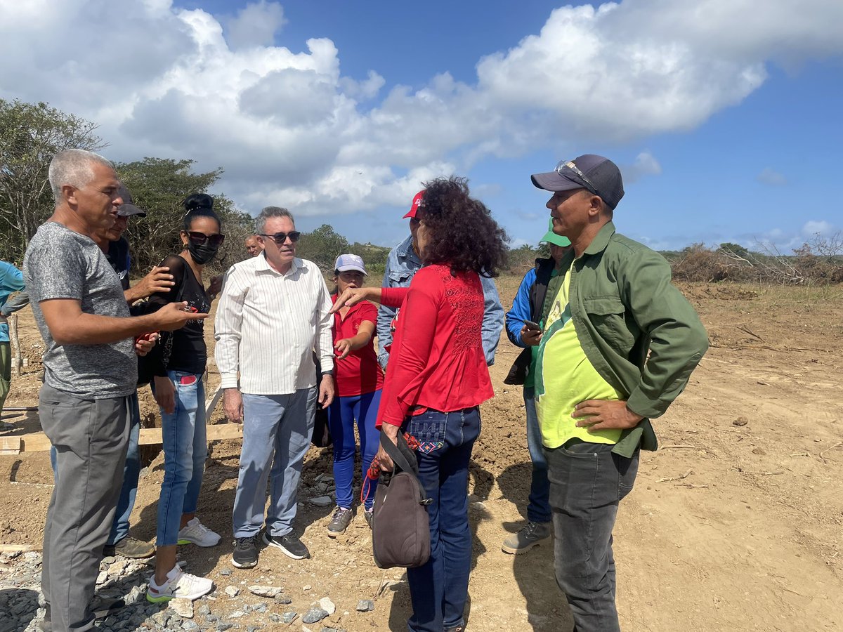 DrCsLuisVelazq's tweet photo. Un encuentro memorable en @AmppFrankPais. Su gente con sentido de pertenencia, honesta y trabajadora. Un buen equipo que, con su Presidente de la Asamblea al frente,  se esfuerzan para que el  municipio se desarrolle y avance. @HomeroAcostaA  @anamarianpp 
@ciencias_cuba https://t.co/79rpDVt4tH