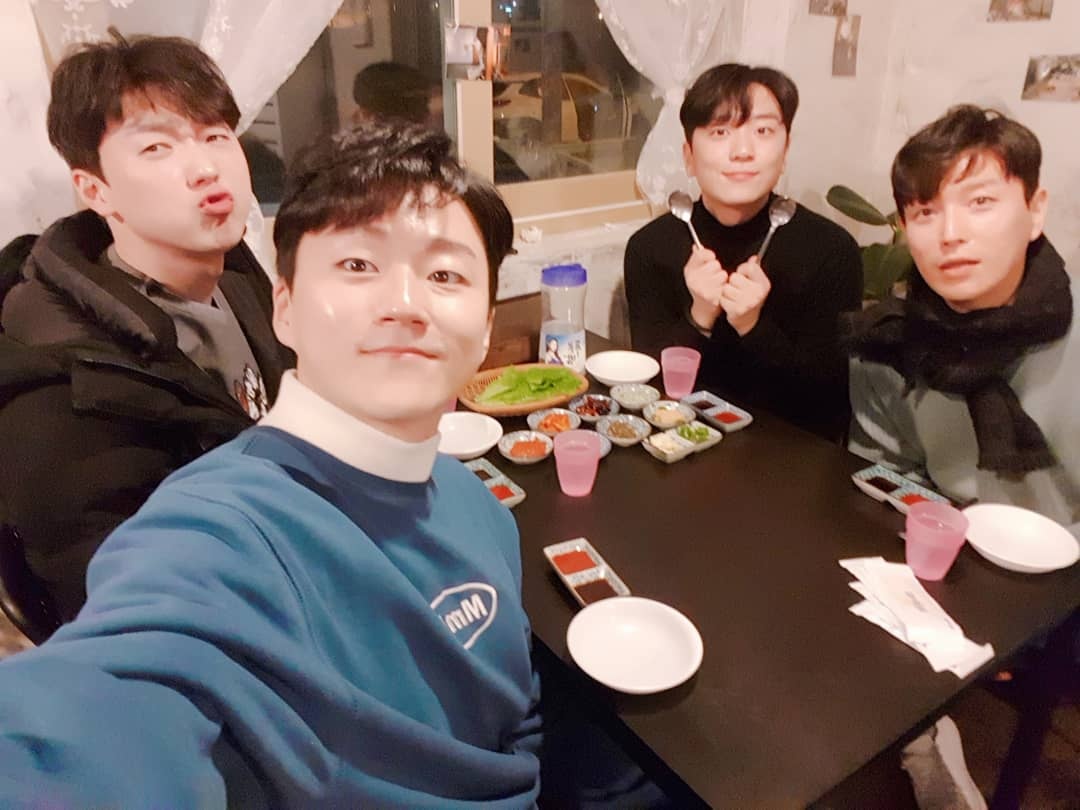 eeda_fore's tweet photo. 6년동안 모든 공연을 다 볼수는 없었지만 그래도 할 수 있는 한 콘서트는 매번 갔던거 같다... 그리 열렬한 팬은 아닐지 몰라도 내 맘속엔 항상 포레가 있으니까 포레덕분에 느끼고 배우고 바뀐것들이 많으니까 소중한 기억들 많이 만들어줘서 고마워 오래오래 응원할게 하고싶은 음악 다 해!!! https://t.co/U5RdRYnkgx