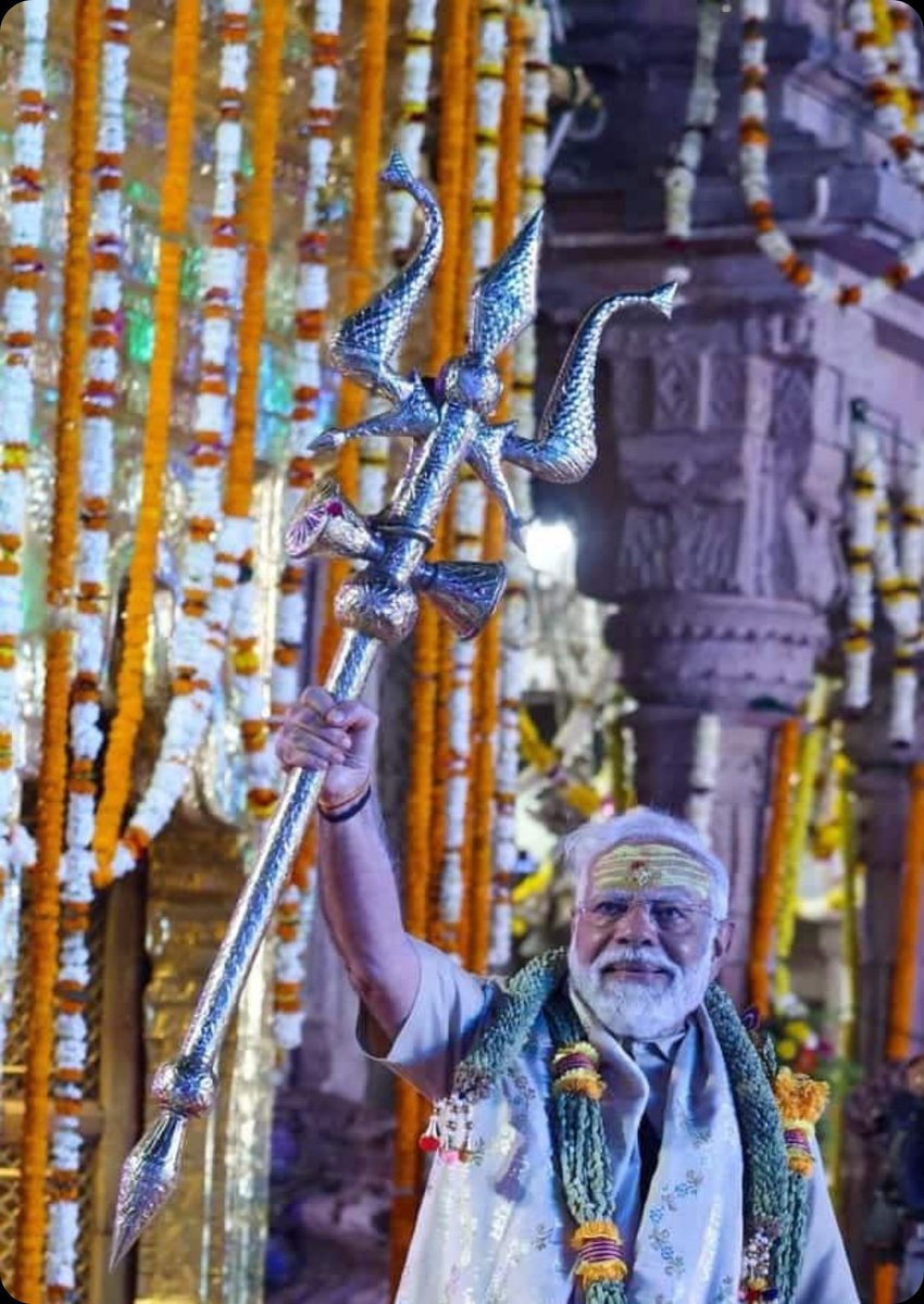 रोमन राजा जब ईसाइयों के प्रभाव में आये तो उन्होंने पूरे यूरोप को *#ईसाई* बना डाला। पेगन जब मजहबियों के प्रभाव में आये तो उन्होंने पूरे मिडल ईस्ट को *#इस्लामिक* बना डाला। अशोक जब बौद्ध पंथ के प्रभाव में आया तो उसने पूरे एशिया को *#बौद्ध* बना डाला। ये प्रभाव होता है किसी राजा का