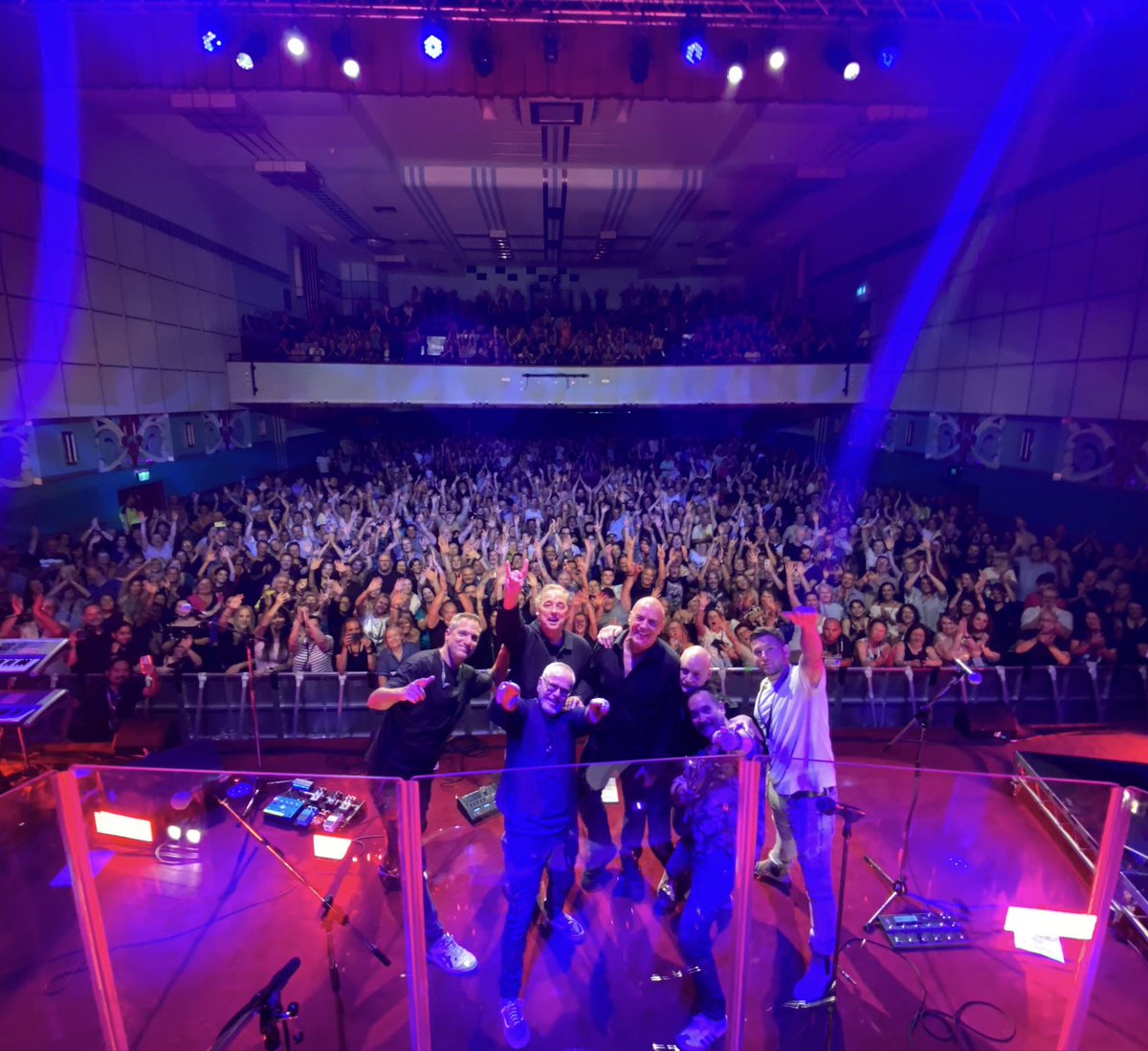 Australian tour date 7 - a fabulous night on the red carpet at the gorgeous @astortheatre, Perth. Look at that bar! This crowd were up there with the best on the tour, even if it WAS a hot one! Sad to be leaving WA after just 48 hours - but on to The Princess Theatre, Brissy!💥