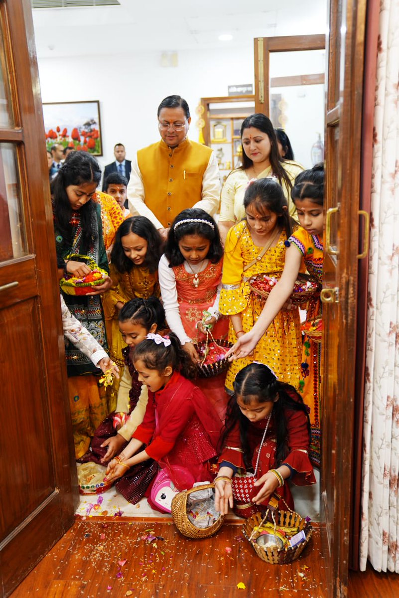 dwsamachar's tweet image. मुख्यमंत्री आवास में धूमधाम से मनाया गया लोकपर्व फूल देई

#Uttarakhand #Dhami #PhoolDei #PhoolParv #Dehadun #dwsamachar #PushkarSinghDhami @pushkardhami #फूल_देई @UTDBofficial
dwsamachar.com/2024/03/14/utt…