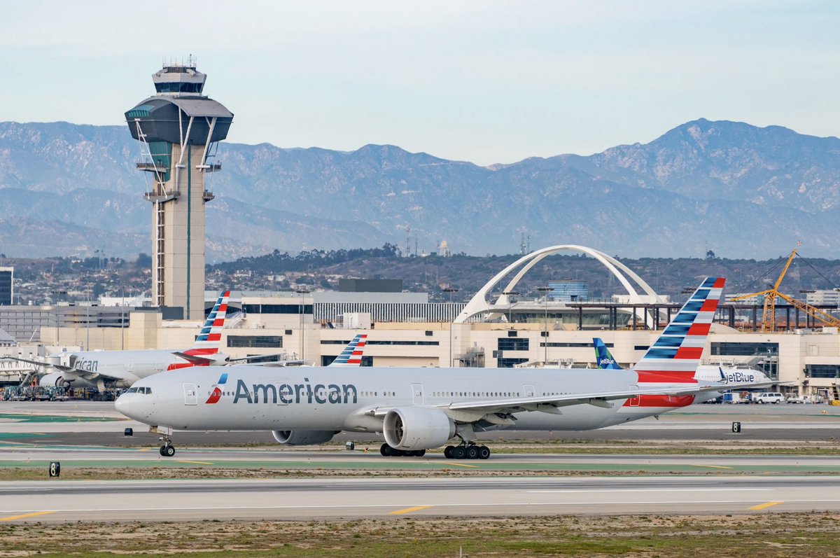 An American Airlines flight from DFW was forced to make an emergency landing tonight at LAX after the pilot reported a "possible mechanical issue" shortly before landing. Details: trib.al/nwuKDNy