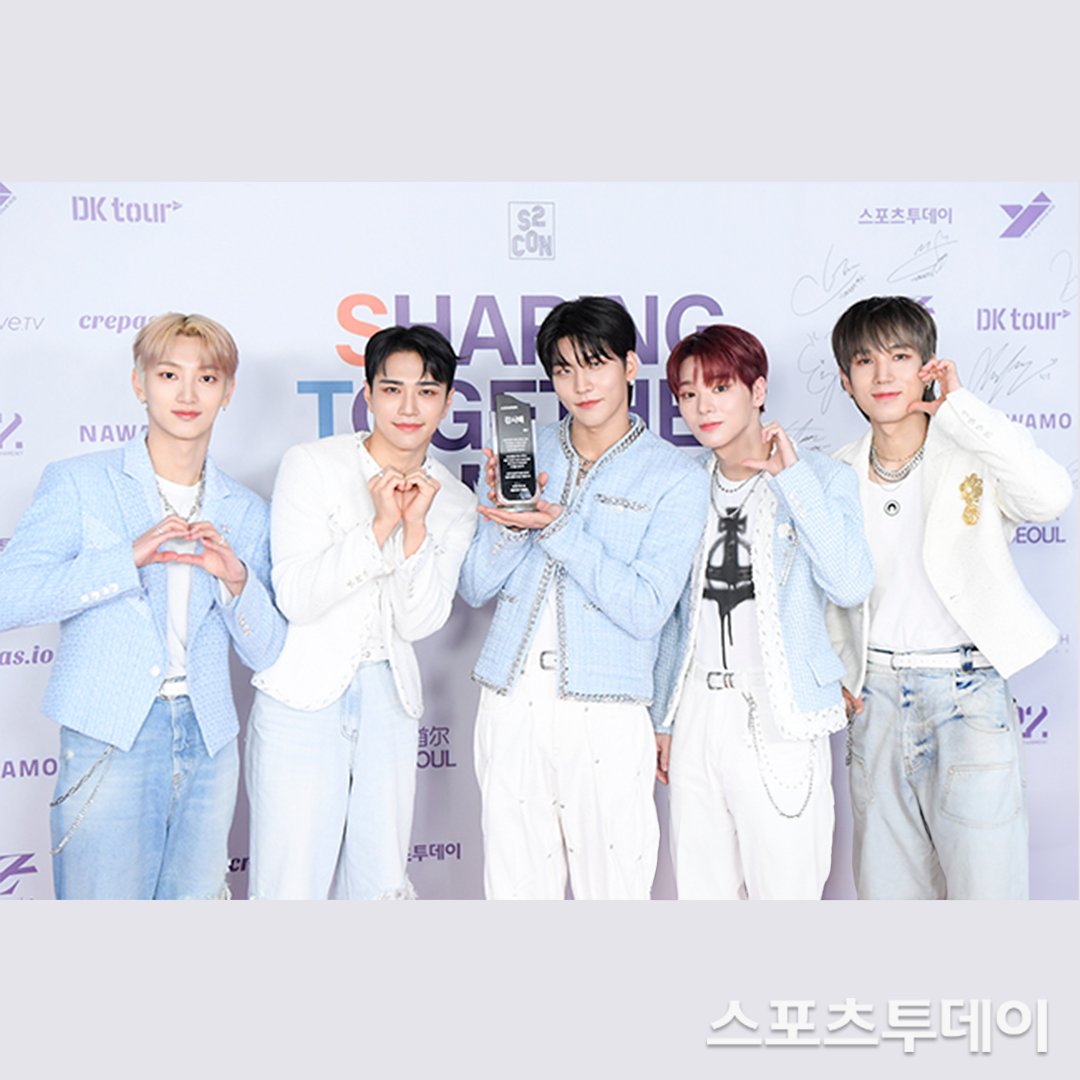 Crepas_io's tweet photo. 2024 셰어링앤투게더콘서트
스타 사인물품 자선경매 이벤트🩵💜🩷

🎀경매품: 배너(VANNER)-단체 친필사인 모자

📌Detail info
본 경매물품은 인쇄된게 아닌 배너 멤버들이 직접 친필사인하여 경매물품으로 기증하였습니다.

https://t.co/9u87Ak1iH5

#VANNER #배너  #JACKPOT #크레파스 #자선경매 https://t.co/IUUI7mXPaB