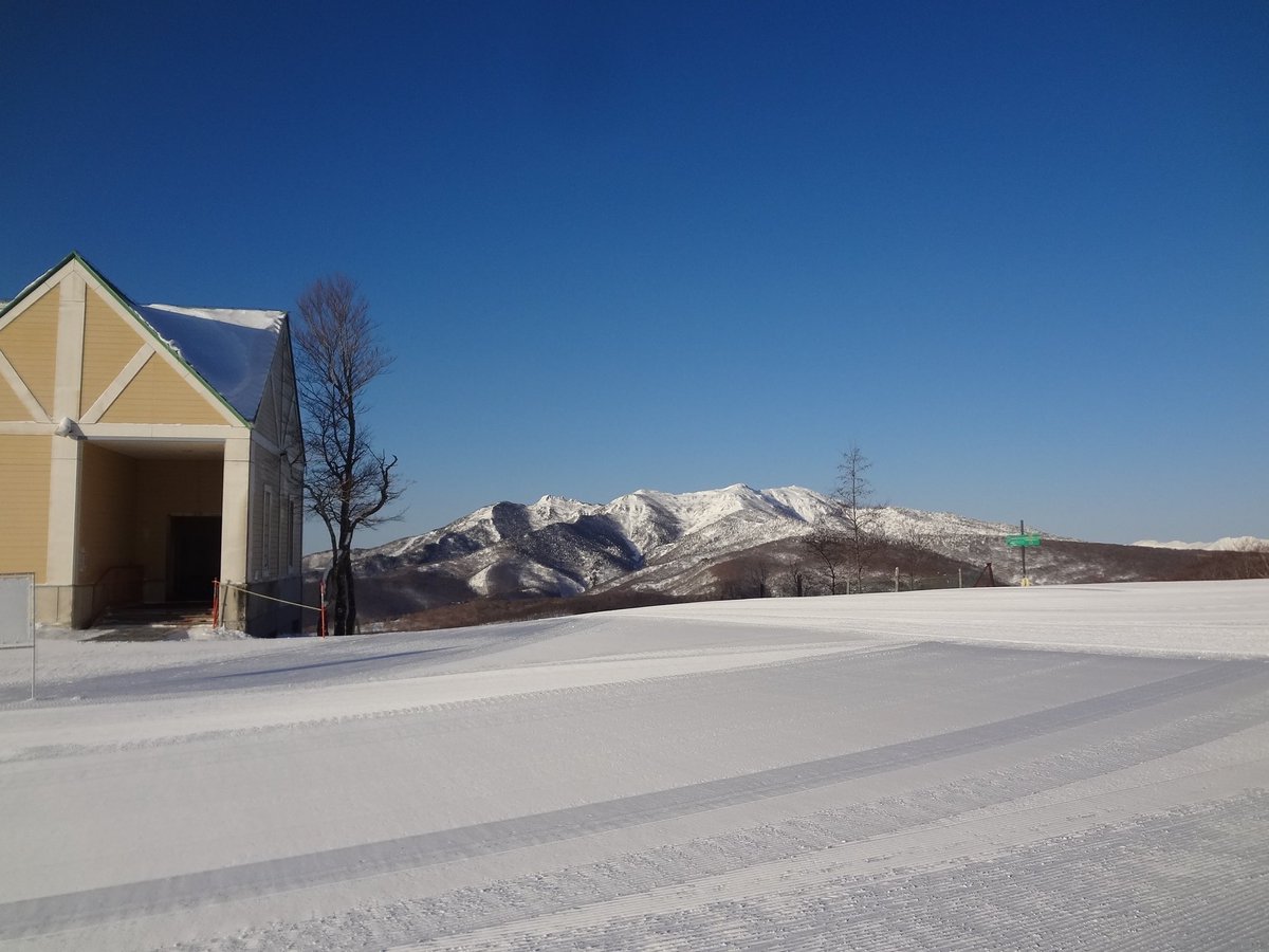 ozeiwakura_2011's tweet photo. ・
まだまだ16コース全面OPEN!
積雪たっぷりGOODコンディション！

2月と3月が逆転してます。
3月に入り連日の雪でコンディションも上がり、全16コース、総滑走距離15,530mが滑走可能となってます！

料金は春スキー料金となり駐車料金は全日無料です。

この後4/7(日)まで営業予定ですので、ラストまでお楽しみください♪

写真:3/10撮影
・
Still GOOD conditions!
February and March are reversed.
The conditions have improved with the continuous snowfall in March, and a total of 16 courses with a total run distance of 15,530 meters are now open for skiing!
Spring skiing rates are available and parking is free for all days.
We will be open from now until Sunday, April 7, so please enjoy the last of the season.
Please enjoy the last ski until the last minute!

#ホワイトワールド尾瀬岩鞍 #尾瀬岩鞍 #尾瀬岩鞍スキー場 #スキー場 #スキー #スノーボード #春スキー #春休み #ozeiwakura #ski #snowboarding #japow #japowder