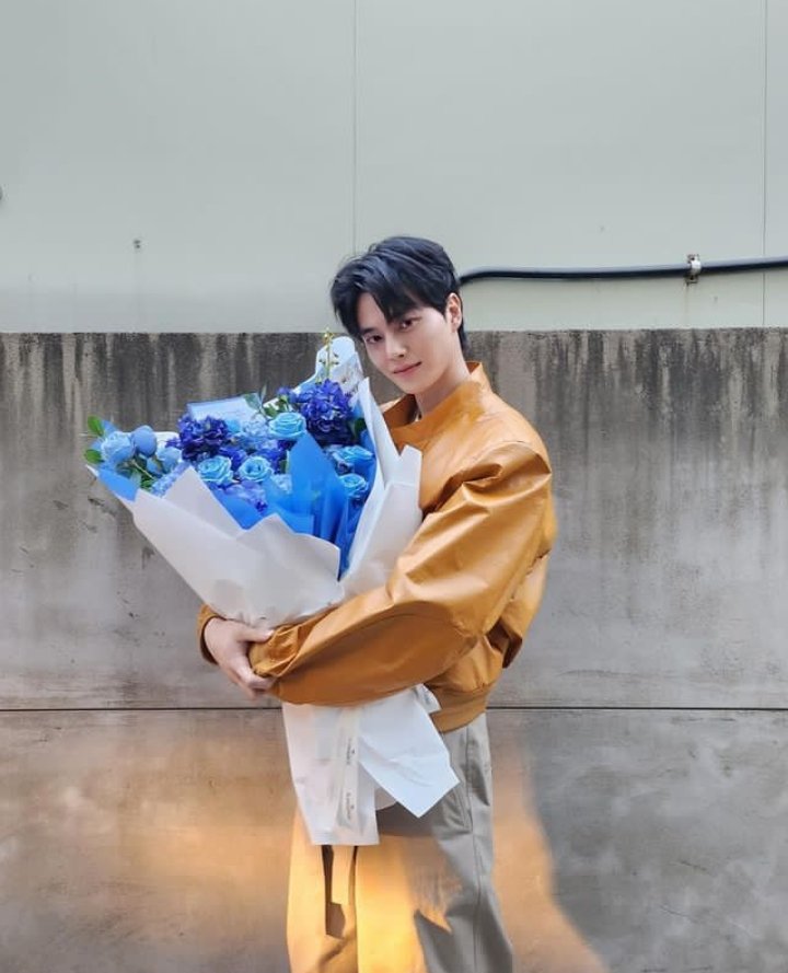 Kangie chose this special occasion of White day to post something on his insta after ages and he's glowing with happiness 🤩❤️. What's the reason Kangie?🤭And I've heard this is the first time he posted on his insta holding flowers. Is that true? #KangYoo