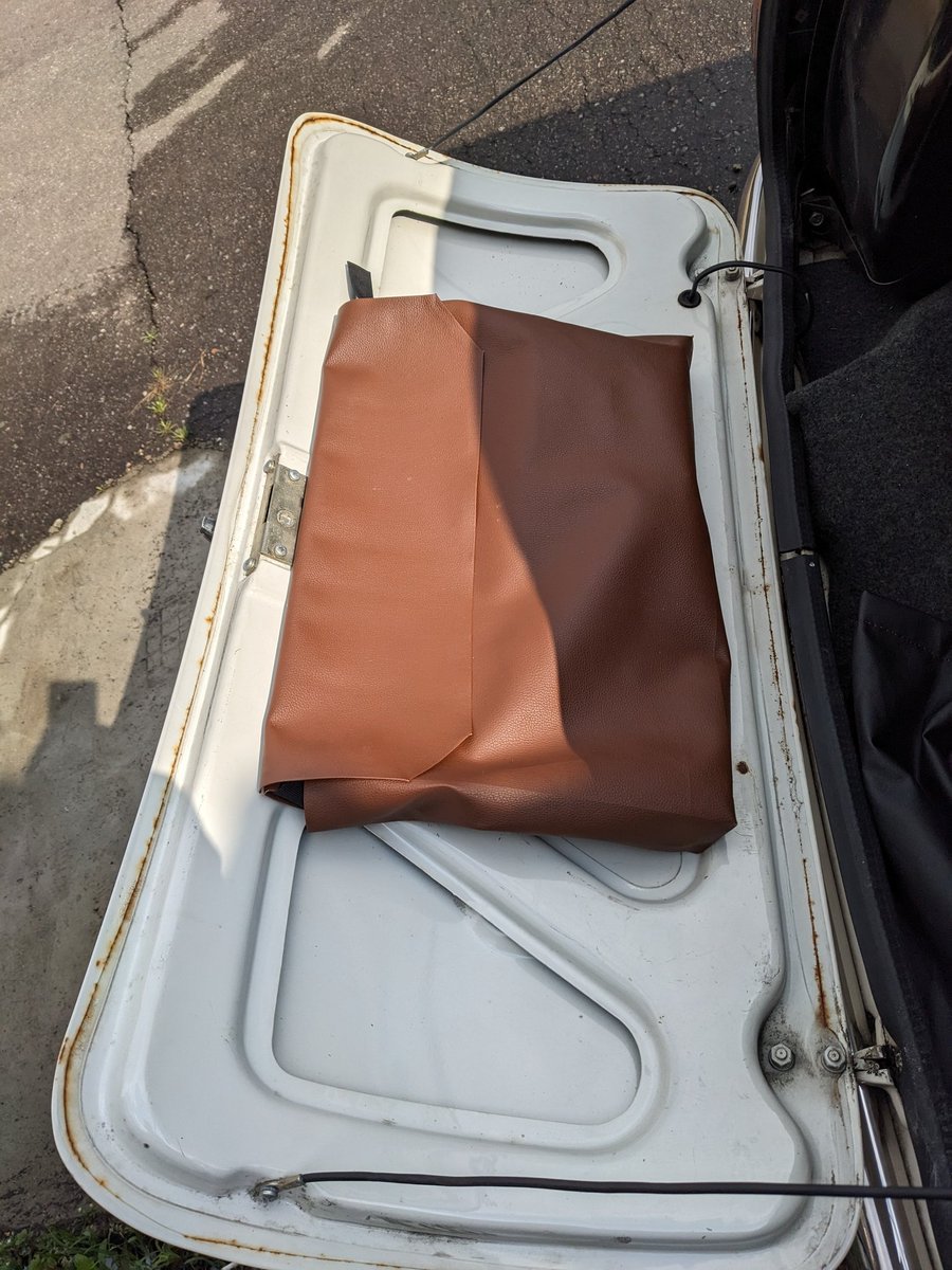 FumioTada230's tweet photo. トランクゲートバッグもどきを作ってみた
#ローバーミニ
#ミニ1000
#トランクゲ��トバッグ https://t.co/Fkr6I66sKA