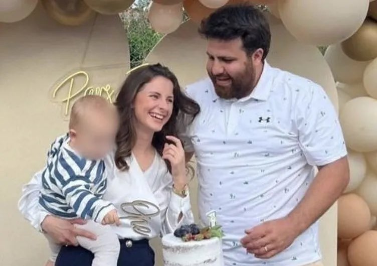 New York'a kaçan Eylem Tok ve oğlunun rahat tavırlarına bakın. Fotoğrafları çeken  yurttaş, “Kanım dondu. Neşe içinde kahkahalarla yürüyorlardı. Eylem Tok ve oğlunu burada 57.Sokak’ta gördüm. Hemen konsolosluğa ihbar ettim” diye isyan etti. Hangi bağlantıları var ki böyleler?