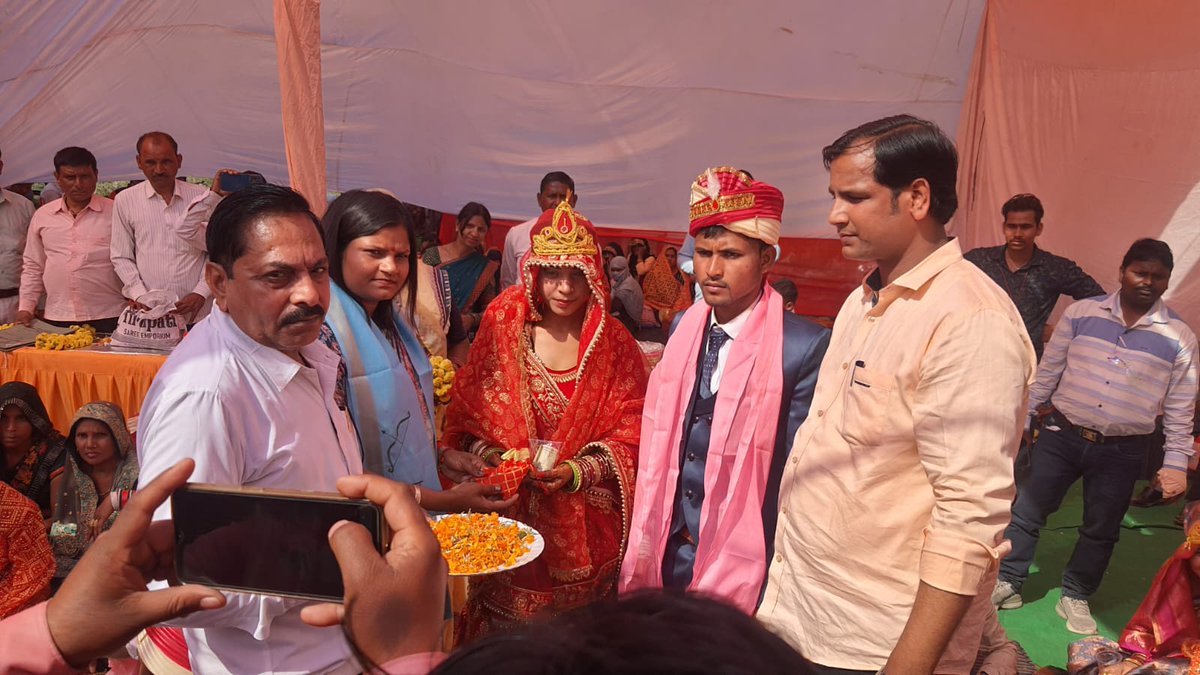 DSWOFIROZABAD11's tweet photo. 13-03-2024 को जनपद में मान0 जनप्रतिनिधियों की गरिमामयी उपस्थिति में मुख्यमंत्री सामूहिक विवाह योजना के अन्तर्गत जोड़ो के  विवाह सम्पन्न हुए.
@asim_arun
@UPSamajKalyan
@dm_firozabad
@CdoFirozabad https://t.co/ieIuVo22rU