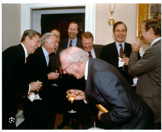 QuellmutH's tweet image. Sie sehen hier einige BMW und Audi-Händler, unmittelbar nachdem sie von @BMeinl 's Plan erfahren haben, jungen Erwachsenen mal rasch € 25.000.- aus dem Staatssäckel in den Hintern zu blasen.