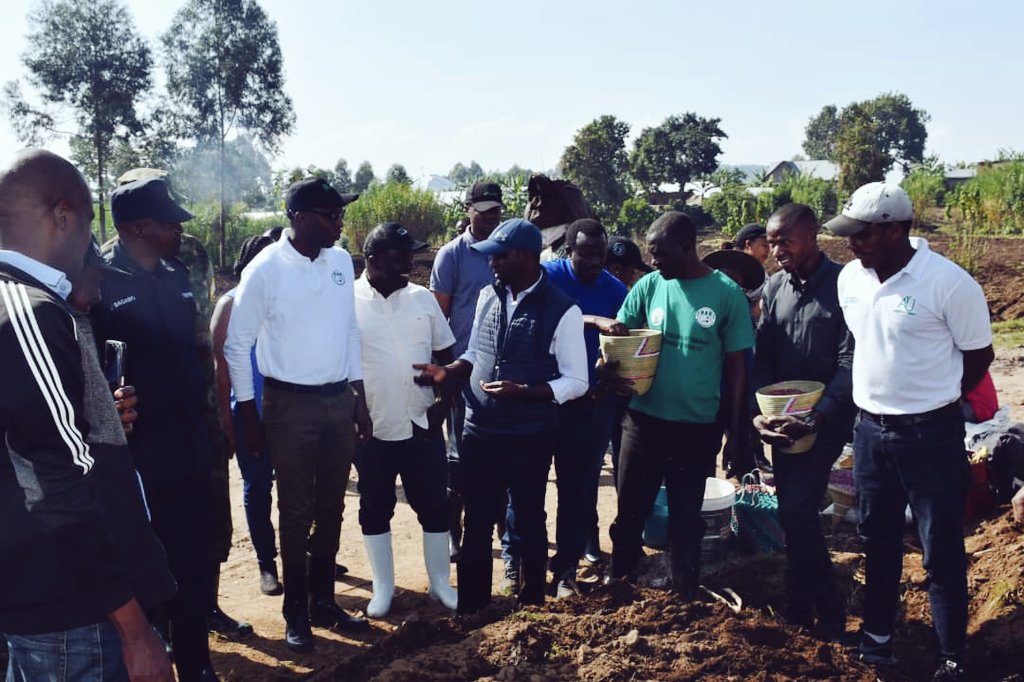 AGRIRESEARCHLtd's tweet photo. #Ejo, k'ubutumire bwa @MusanzeDistrict twifatanije n'abandi bafatanyabikorwa mu gutangiza igihembwe cy'ihinga cya 2024B mu murenge wa Kimonyi. Twiteguye gukomeza gufasha abahinzi kugera k'umusaruro #mwinshi kandi #mwiza binyuze muri serivisi zacu zigezweho z'iyamamazabuhinzi. https://t.co/359FS8J2n6