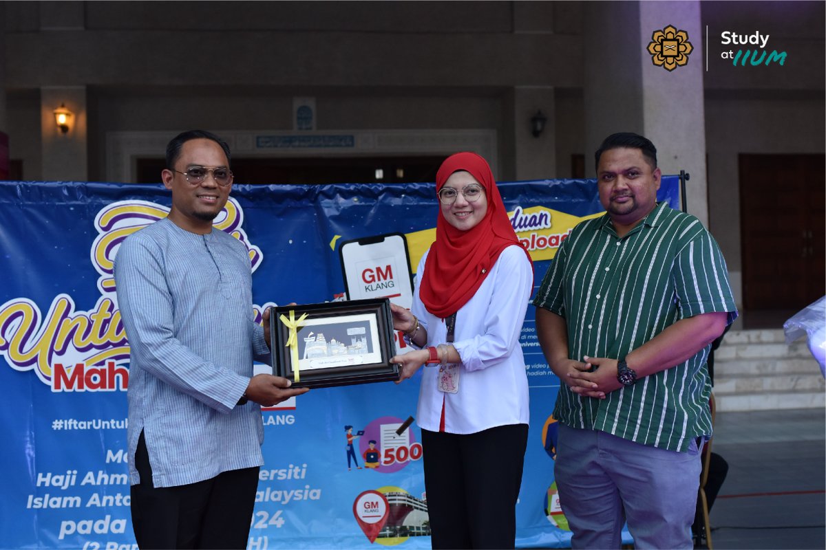 OfficialIIUM's tweet photo. The "Iftar Untuk Mu: Mahasiswa bersama GM Klang" programme took place in the SHAS Mosque courtyard at IIUM Gombak on 13th March 2024.
#StudyatIIUM #GMKlang #SinarHarian
#IIUM2024
#LeadingTheWay #LeadingTheWorld https://t.co/YMlszQrQk9