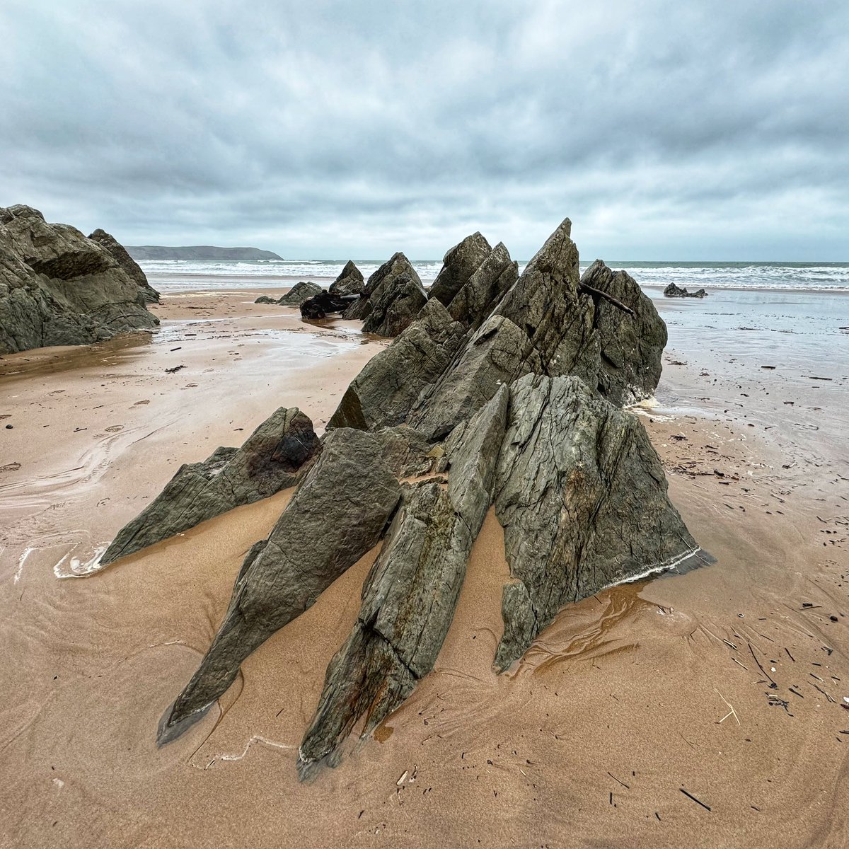 Dragons Claw 🐉 Rising out of the sand on Woolacombe beach 🐉 #woolacombe #northdevon #thursday #picoftheday #northdevoncoast #north_devon #visitdevon #lovedevon #winterindevon #devongin #distilledinbideford #atlanticspiritgin #spiritofnorthdevon