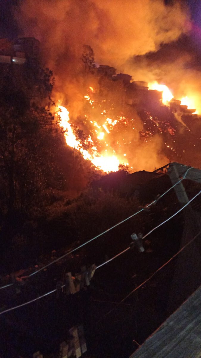 NoticiasValpoEx's tweet photo. #URGENTE #VALPARAÍSO

AHORA| Voraz Incendio afecta a vários sectores del cerro Cordillera preliminarmente se han quemado 10 viviendas, Senapred ha activado la Alerta de Evacuación en distintos sectores de la zona afectada. https://t.co/tlDwkJWaGX