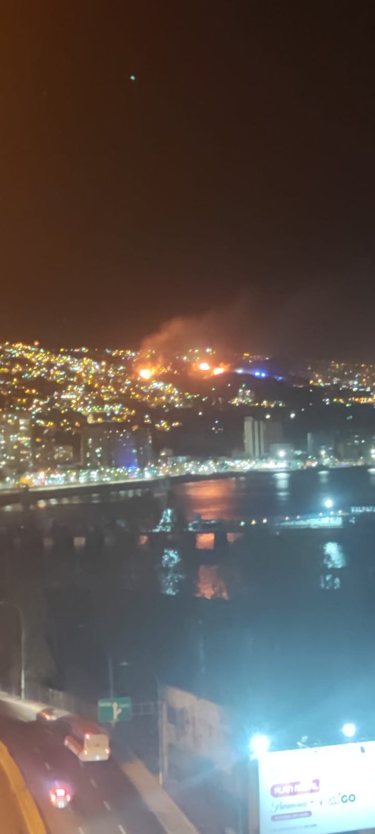 NoticiasValpoEx's tweet photo. #URGENTE #VALPARAÍSO

AHORA| Voraz Incendio afecta a vários sectores del cerro Cordillera preliminarmente se han quemado 10 viviendas, Senapred ha activado la Alerta de Evacuación en distintos sectores de la zona afectada. https://t.co/tlDwkJWaGX