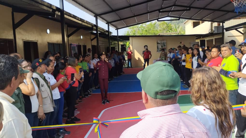notieducatetru's tweet photo. #13Mar|| ¡Reinaugurada la U.E. José María Barroeta Paolini de Pampanito gracias a las Bricomiles, política orientada por nuestro Pdte @NicolasMaduro!

#RumboAlFuturo #TrujilloVanguardiaEducativa #MPPEducacion #MPPE

@_laavanzadora @mppeducacion @gerardo4fpsuv @gobtrujillo https://t.co/j12a3DkDsZ