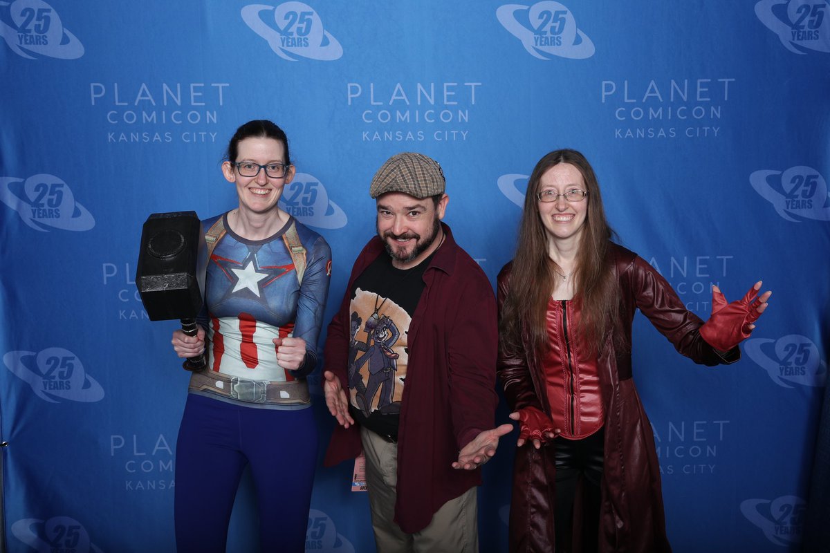 “Need a hand? Well, you just wait. We’ll help you out. We each have 8.” It was fantastic for @sheldon_spock1 & I to meet #BradleyPierce @PlanetComicon Saturday!! He loved our superhero cosplay & it was his idea to do this fight pose!! #pckc #planetcomicon #pckc25th #jumanji