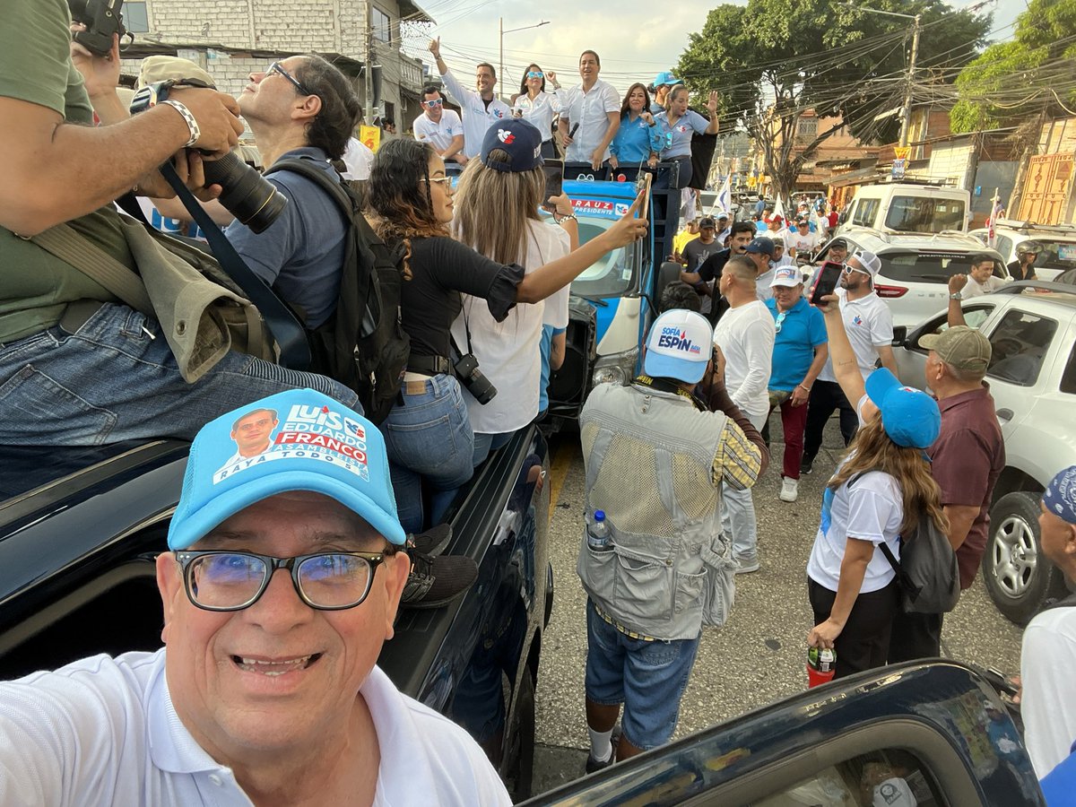 Mañana van a posesionar como vocal suplente del CPCCS  al amigo y exabogado de Jorge Glas. Eduardo Franco Loor. En teoría el CPCCS debería tener personas que no son cercanas a partidas políticos. 
Pero en este país no se respeta nada.