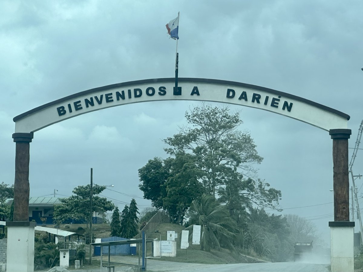 I’m in the Darién, Panama. Yesterday after we left a govt reception center, a Colombian man sent me videos showing a peaceful protest- migrants chanting “nos queremos ir.” Police respond w force, pepper spray, & take many away. Desperate family members don't know where they are🧵