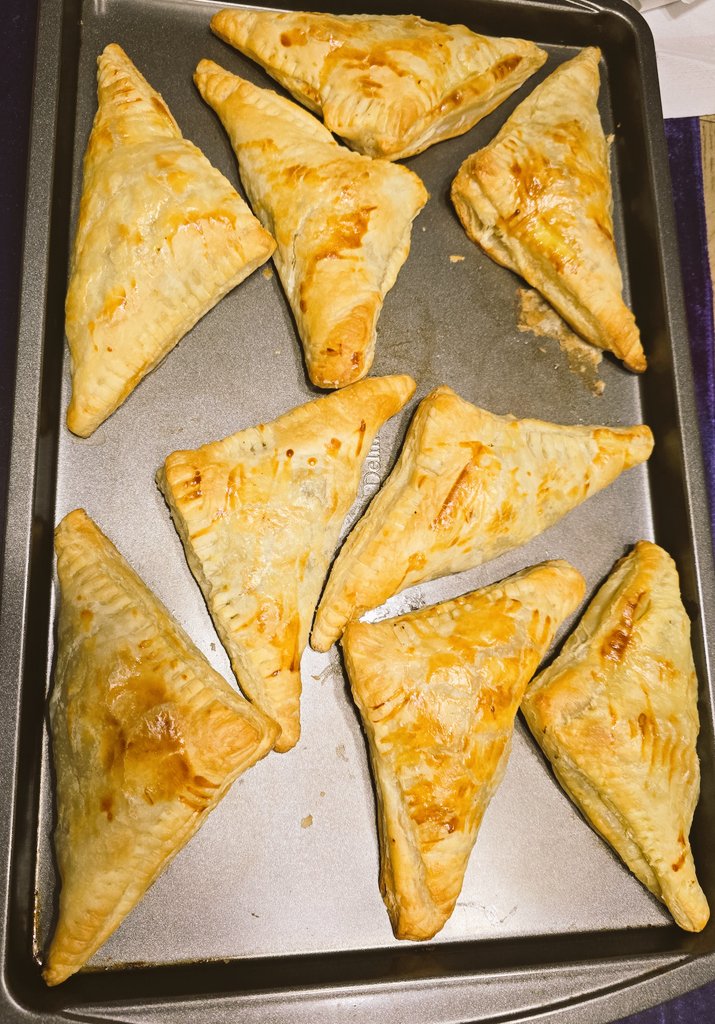 sm95190513's tweet photo. @RealtorStarShar homemade #puffpastries 😋 https://t.co/Yg4nnai0KD