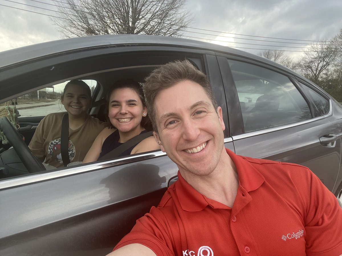 KorianR's tweet photo. Pea-sized hail in Leavenworth, KS. Also, I got the chance to meet Nick Bender today!⛈️ https://t.co/UB0CRNhXTq
