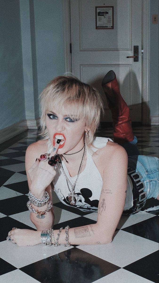 TheMissIconik_'s tweet photo. Miley Cyrus 🔥
#Miley #MileyCyrus #MileyRayCyrus #smiller #smillers #malibu #hannahmontana https://t.co/LGJRl4e7kt