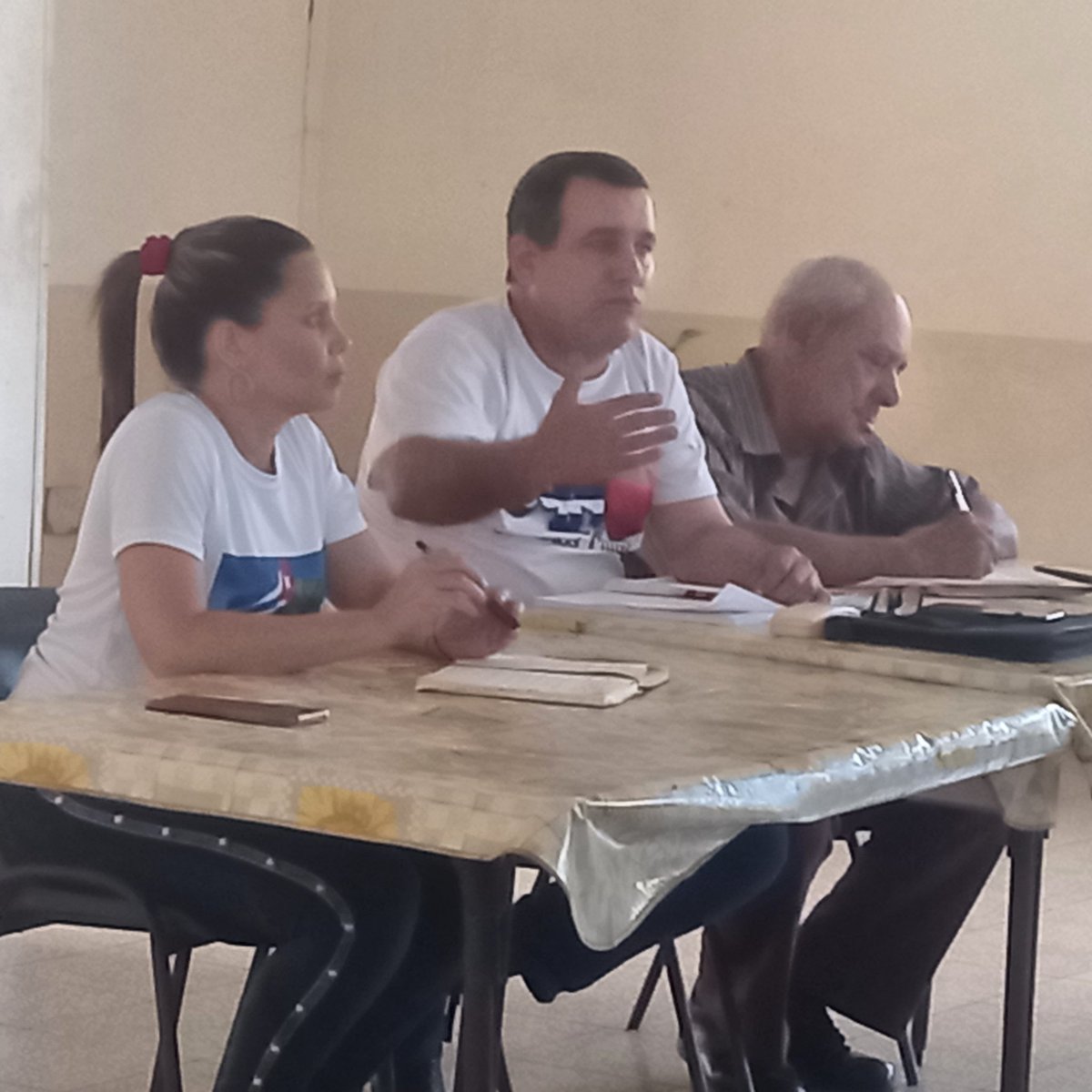 yleyvasilva's tweet photo. #fmcmoa
En reunión del Consejo Popular Las Coloradas, profundizamos cuanto podemos hacer en función de la unidad de las mujeres y su protagonismo en la FMC.
@DiazCanelB @Mujeres_Revoluc
@RevistaMujeresTeresaBoue https://t.co/AXeXKtyQSG