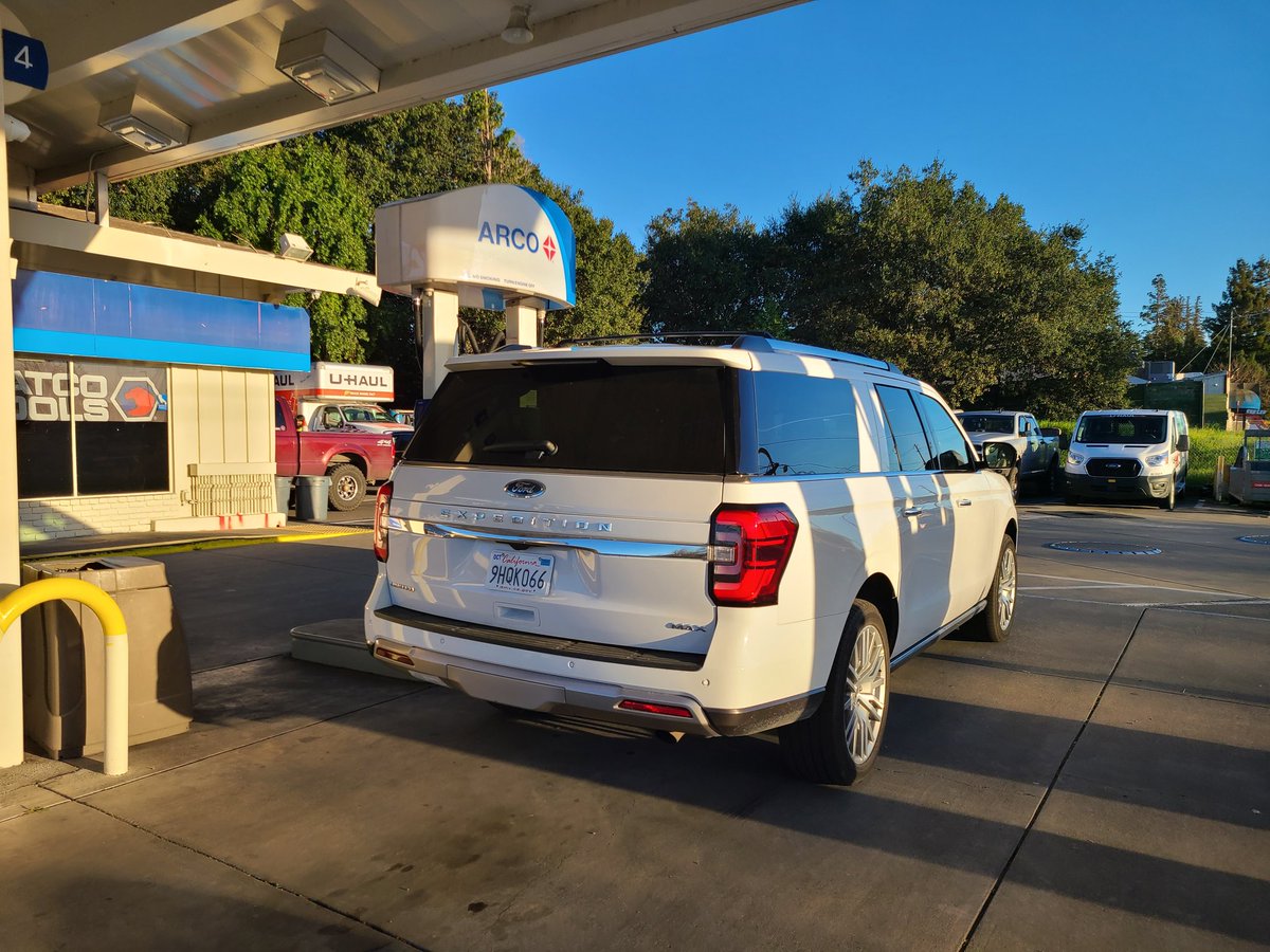 サイバートラックに遭遇したあとに何ですが、給油しにきましたｗ
今日のナパは快晴でした。