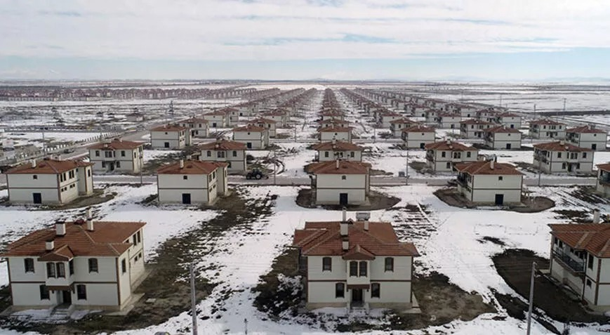 Манайд юу л байна газар байна...
Гэр хорооллыг дахиан төлөвлөж байна гээд баахан өндөр бетон ширэнгэн байшин барьсан... одооо болих хэрэгтэй
ингээд уужуухан амины орон сууцанд амьдрах дэд бүтцээр нь хангаад өгвөл иргэд өөрсдөө ч барьчихна доо
Зурагтөсөв: barilga.mn/bk/?cid=29