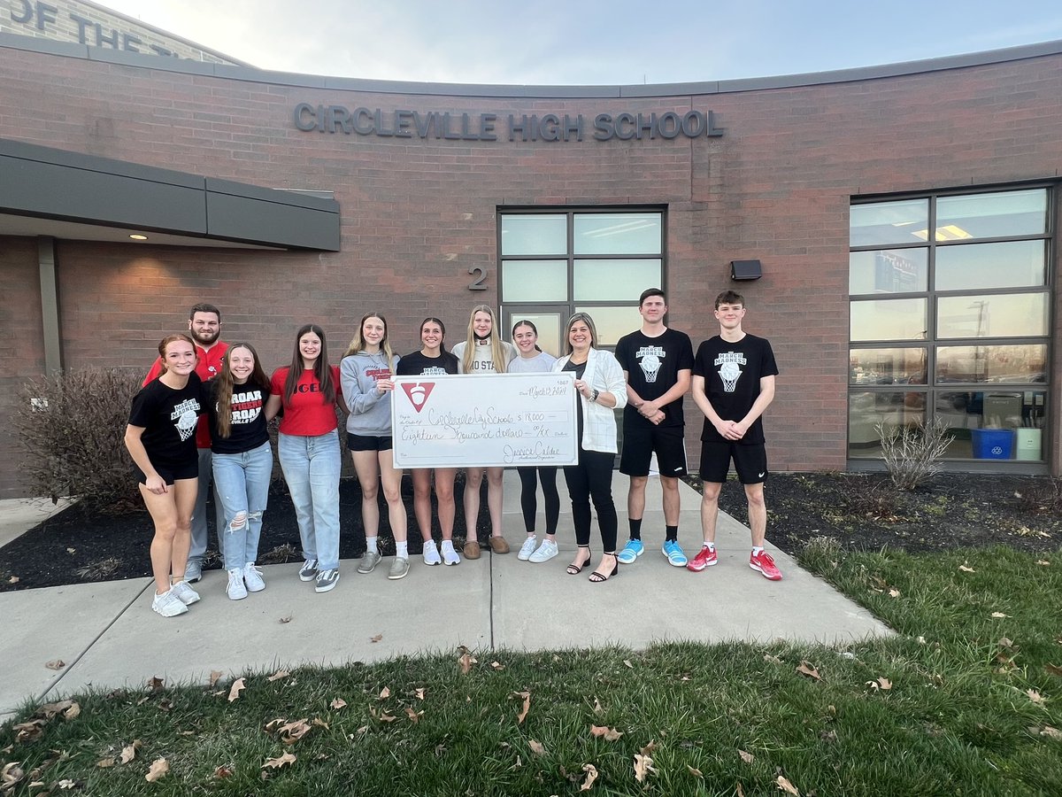 Athletics_CV's tweet photo. Thankful for our community partners at Pickaway County Banking Center for renewing their commitment to supporting student engagement through the purchase of Circleville Middle School and Circleville High School student tickets through 2028-2029 school year! 

@CirclevilleCity @CHS_the_Jungle @CHSTigerSALT @CHSTigerPride @circlevillecms