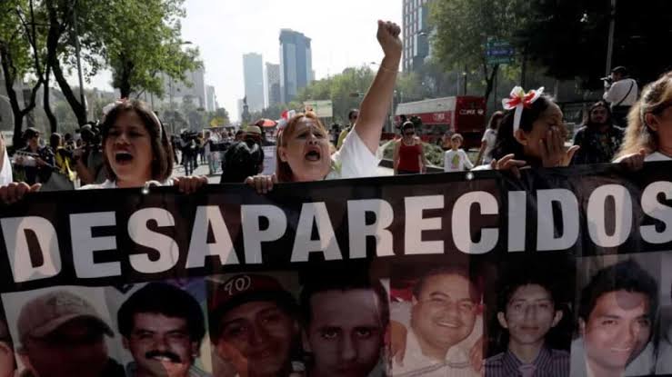 VeroTeigeiro's tweet photo. Imagina vivir en un país donde hay grupos de señoras pide y pide apoyo para poder buscar a sus hijos o esposos por todo el país, y creer que apoyas a los hombres porque le das varo a un wey al que le destrozaron la moto por querer a huevo meterse a una marcha separatista... https://t.co/Wl6QvU9zDn