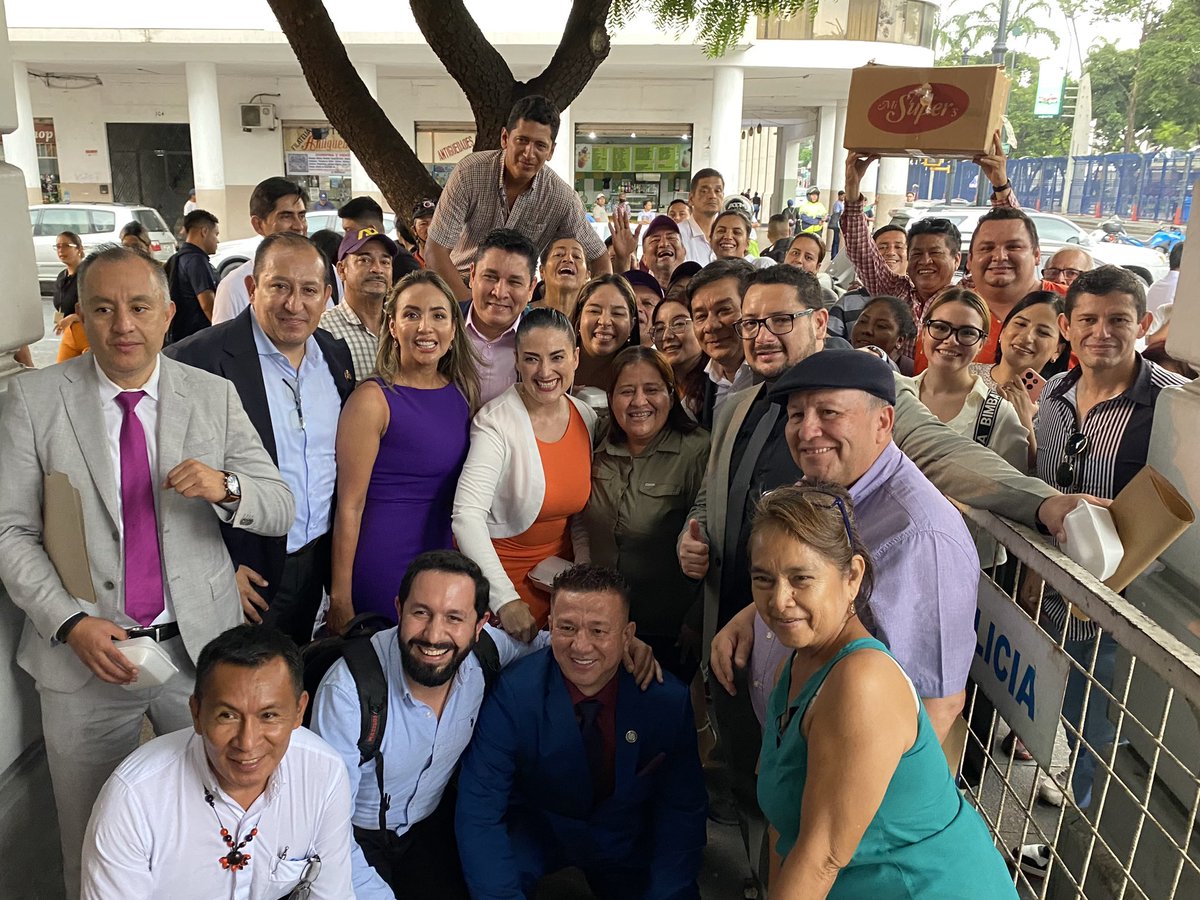 LorenaRosadoS's tweet image. ¡Hoy nuestro presidente @DanielNoboaOk recorrió las zonas afectadas por la época invernal de Jujan y en Virgen de Fátima visitó la planta camaronera Santa Priscila donde han generado 1.100 empleos para jóvenes! 🇪🇨

Tenemos un presidente preocupado por el bienestar de su gente y…