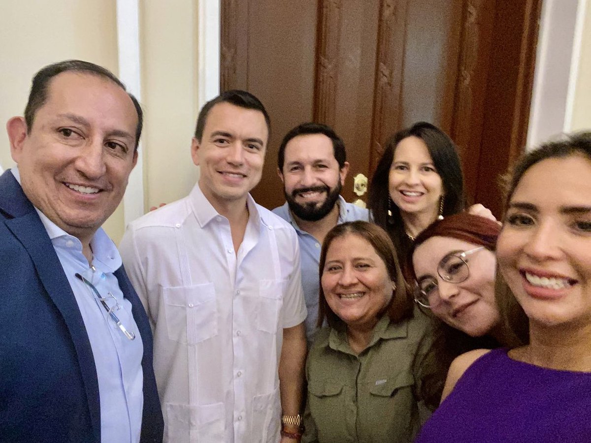 LorenaRosadoS's tweet image. ¡Hoy nuestro presidente @DanielNoboaOk recorrió las zonas afectadas por la época invernal de Jujan y en Virgen de Fátima visitó la planta camaronera Santa Priscila donde han generado 1.100 empleos para jóvenes! 🇪🇨

Tenemos un presidente preocupado por el bienestar de su gente y…