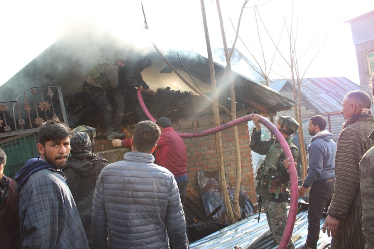 ChinarcorpsIA's tweet photo. #ChinarWarriors to the Rescue. 

A fire broke out at Dar Mohalla of Wussan, #Ganderbal. Chinar Warriors alongwith locals swung into action to douse the fire, preventing loss of life & property.  

#IndianArmy stands with #Citizens in times of need.  

#Kashmir
@adgpi
@NorthernComd_IA
@OfficeOfLGJandK
@diprjk