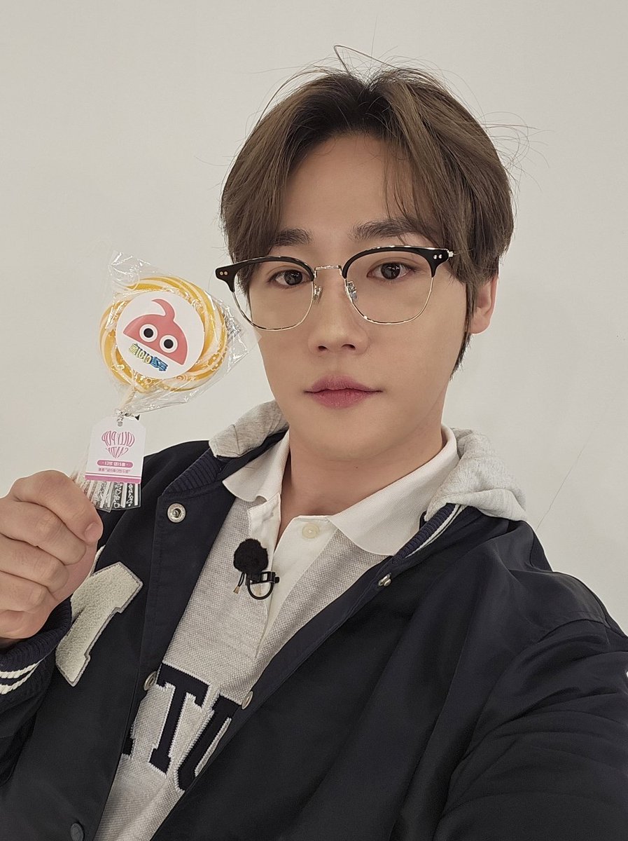weeklyidol_'s tweet photo. #주간아 #주간아이돌 @weeklyidol
#붐 @BOOM486
#골든차일드 #이장준 @GoldenChild

📢천재지붐&amp;골드니스, 준비됐나요?🥰

주간아이돌의 ✨️보물✨️
❤️붐&amp;쭌❤️의 뽀너스 샷도 빠질 수 없지요🎵

사탕보다 달콤하고🍭 초콜릿보다 스윗한🍫 
2MC의 화이트데이 셀카 대공개📷 https://t.co/LJdhOKu6ji