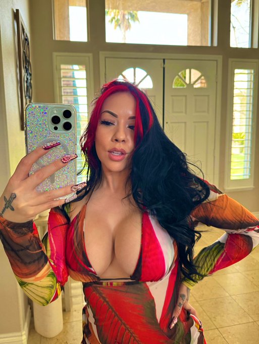 Your favorite red head 🤭❤️ https://t.co/sAO46tduQ7