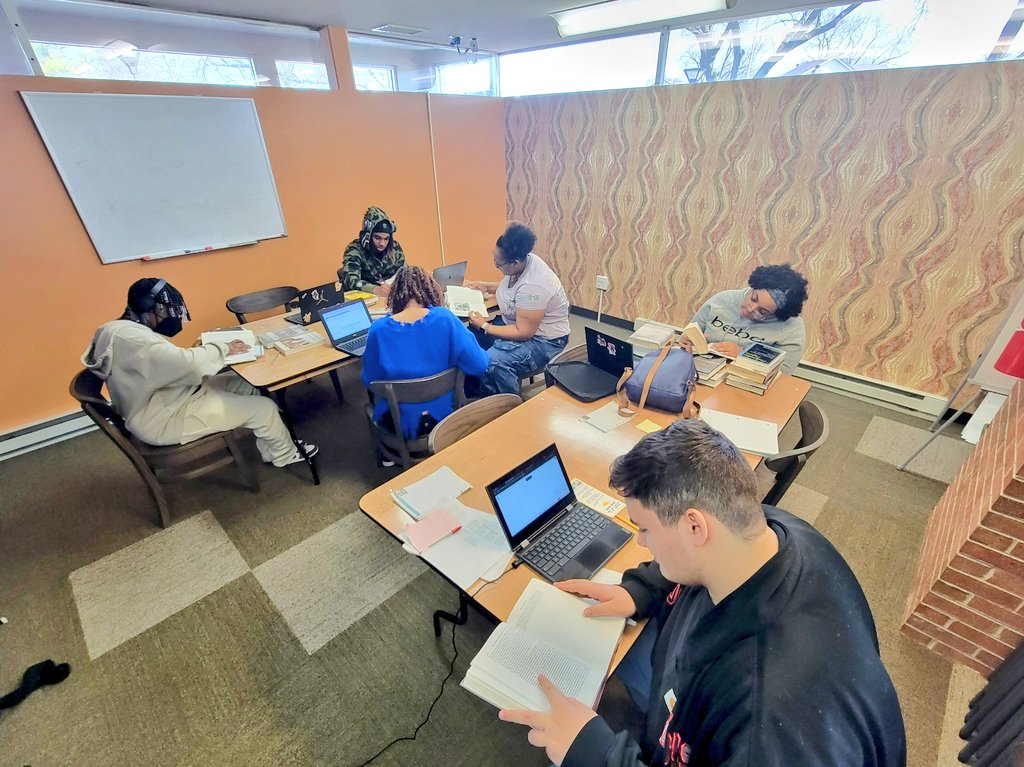 MrV_history's tweet photo. IB Juniors from @RichTownshipHS are beginning research for their history IA, a 2200 word essay on a historical topic of their choice. Big thanks to @MattesonLibrary @GPPLIllinois @richtonparklib @ParkForestLib for hosting our students today! #richinstudentsuccess #iblearner https://t.co/tjF58ywsNQ