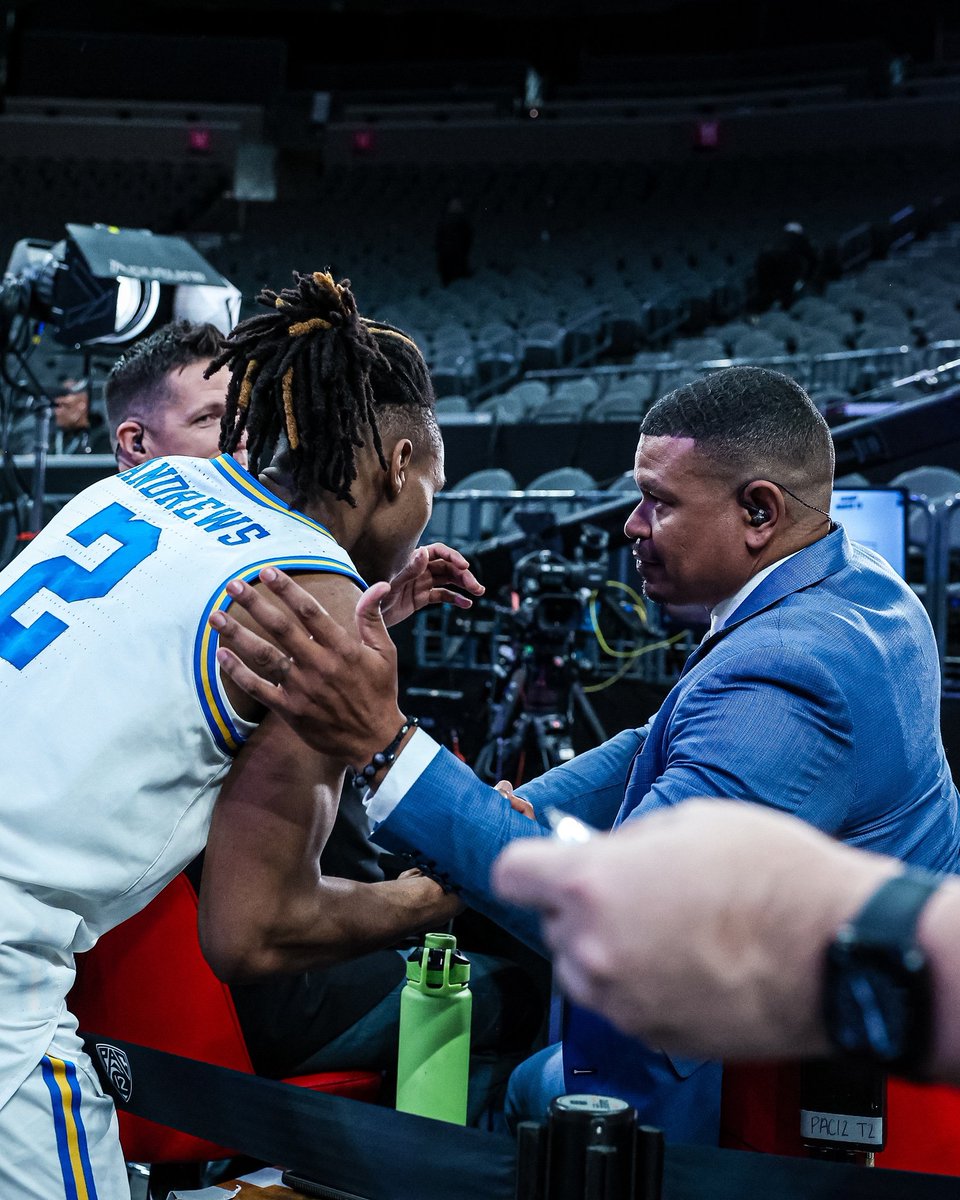 rss35UCLA's tweet photo. Dylan and Earl
@dylan_andrews4 @Earl_Watson
BRUINS https://t.co/Bq2sIVETE8