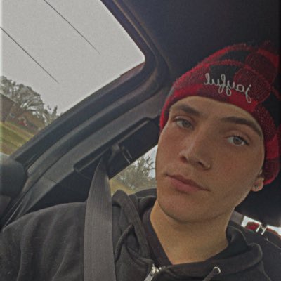 iamcameron18's tweet photo. This is no longer gonna be a Larray Parody account it’s gonna be my 2nd account to @iamcameron04 🖤🖤 https://t.co/wKlVgfU5nf