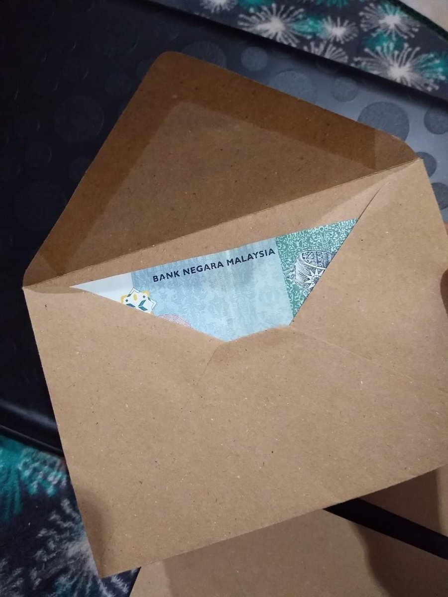 JJCMPERAK's tweet photo. Beberapa bulan lepas, seorang kawan saya nak beli handphone baru. Setelah 7 tahun guna handphone lama, memang kena beli yang baru juga untuk memudahkan urusan harian.

Speaker rosak, bateri tahan hanya 30 minit. Kamera blur habis. 

Cuma dia minta bayar dua kali. Saya ok saja sebab dia ni memang pemurah. Masa guna kereta waja dulu, kalau rosak je dia lah orang pertama akan bank in atau transfer walaupun saya tahu dia bukan ada duit sangat.

Tiba-tiba satu hari dia whatsapp.

"Abu, aku bayar duit baki handphone nanti boleh?"

"Oh takpe. Take time bro. Ada masalah ke?"

"Takde. Cuma tu lah. Gaji lewat sikit"

"Bereh"

Saya pun ok saja. Moga dimudahkan urusannya. Cuma hati macam tak sedap. Ingat nak ziarah dia. Selang beberap hari, saya pun pergilah ke kedai dia sebab kebetulan ada servis laptop berhampiran kedai dia kerja.

"Azri takde. Berhenti"

"Bila bos?"

"Saya tak tahu"

Bos dia pun macam layan tak layan. Saya telefon azri terus. Lima minit bercakap, saya terus letak dan pecut ke kawasan rumahnya. Saya nak dengar sendiri dari mulutnya.

Ya.

Rupanya, dia dah berhenti kerja. Tapi dia tak bagitahu saya. Hari yang dia tak dapat nak bayar duit handphone yang dibeli, rupanya hari tu dia berhenti.

"Macam ni bu. Hari tu aku nekad berhenti sebab aku nak berniaga. Aku nak cuba kerja lain pula. Sebab kalau berniaga ni, aku ada masa dengan famili. Nak niaga depan rumah je"

Saya angguk dengar.

"Aku dah bagitahu bos sebulan awal lagi. Hari nak berhenti, bos bagi gaji. Aku pun pegang sampul macam nipis je. Biasa tebal. Sekali aku buka RM127 je ada. Gaji aku RM1200. Aku terus patah balik tanya dia. Dia kata, dia lupa nak tolak kwsp aku. Jadi, kali ni gaji dia tolak bulan-bulan yang dia tak carum"

Allahu. Terdiam saya.

"Pastu, kau minta tak? Kau tak cakap dengan bos balik?"

"Aku tak tahu nak cakap apa. Aku tahan je. Aku minta ihsan dia. Kesianlah dekat aku. Sewa rumah lagi. Bil. Anak bini. Aku memang down sangat masa tu"

Azri terus pulang. Masa dia menunggang motor, tiba-tiba ada kereta hon dan minta dia berhenti sebab pemandu tu kata dia bawa motor macam orang blur. Lampu merah pun langgar je.

"Aku memang blur bu. Aku tak tahu nak cakap apa. Dengan kos hidup yang tinggi ni, aku ada hanya RM127"

Berbulan berlalu, dia tak tahu nak buat apa.

Setiap kali lepas subuh, dia akan ke surau. Lepas solat, menangis sampai tertidur. Tiada apa yang tinggal.

Satu hari, tuan rumah datang ketuk pintu. Dia terus ajak anak isteri menyorok dalam bilik. Tutup semua laptop. Dah dekat dua bulan tak bayar sewa. Dia rasa tuan rumah macam nak halau dia.

Tiba-tiba tuan rumah bersuara dari luar,

"Azri, saya bukan nak minta sewa. Bukan nak halau awak. Saya nak bagitahu, kalau awak susah takpe. Sewa bulan lepas dan bulan ni saya halalkan"

Azri bagitahu,

"Masa tu aku malu sangat. Aku keluar dan minta maaf berdiam diri pada tuan rumah"

Tuan rumah kata takpe. Ada duit nanti bayarlah. Sementara nak cari kerja ni.

Kemudian esoknya, Azri cerita dia ke surau lagi selepas subuh. Habis solat, tiba-tiba ada seorang pakcik ni datang mendekati dia.

"Assalamualaikum"

"Waalaikumsalam" jawab Azri.

"Kamu ni, pakcik tengok dah sebulan lebih tak tinggal subuh di surau ya. Hari-hari ada"

Azri tersenyum saja. 

"Macamni. Pakcik ni ada kebun. Hasil jualan kebun tu pakcik memang tak ambil duitnya. Biasanya pakcik kumpul dan bagi pada sesiapa yang pakcik rasa nak bagi. Jadi, pakcik rasa nak bagi kamu lah. Boleh?"

Kawan saya Azri ni cerita sambil menahan sebak. Bertakung airmatanya.

"Kau tahu bu. Aku ikut dia balik subuh tu, dan di tangan aku, pakcik tu bagi RM2600. Dua bulan gaji aku yang bos aku tolak dan tak bayar sebulan lagi. Aku menangis sungguh. Aku terduduk kat situ juga"

Pakcik tu pesan kat aku,

Gunalah duit ni untuk mulakan hidup baru. Selesaikan semua hutang-hutang. Jangan putus asa. Allah itu Maha besar dan Maha Kaya.

Kalian,

Begitulah kasih sayang Allah pada kita. 

Biasanya, memang Tuhan akan buatkan kita menangis sungguh padaNya.
