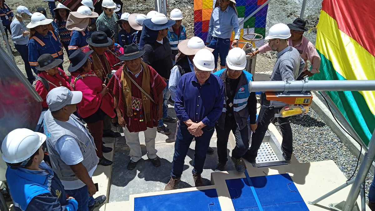 AECIDBOLIVIA's tweet photo. Promoviendo el acceso universal al agua y saneamiento💧. Avanzan obras y servicios en Chicani Chinchaya.

Con financiamiento FCAS de AECID🇪🇸, Ministerio Medio Ambiente y Agua🇧🇴,Gobierno Autónomo Municipal La Paz, EPSAS y las familias avanzamos en Fase II.

#AECID
 #DerechoAgua https://t.co/T7WGQ5dtbz