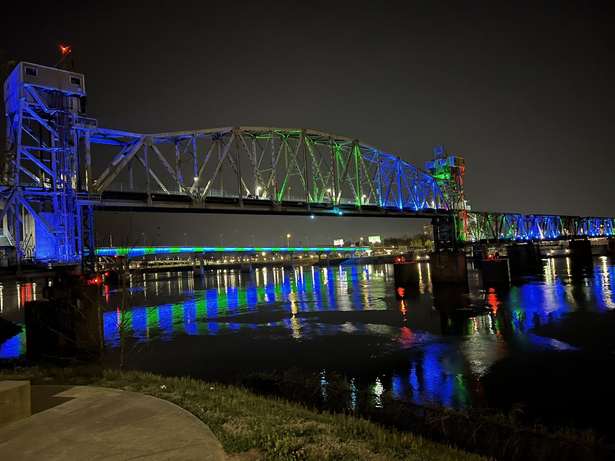The LR Bridges are lit up Blue and Green for the Warriors tonight! 🏆💍 🟢🔵⚔️