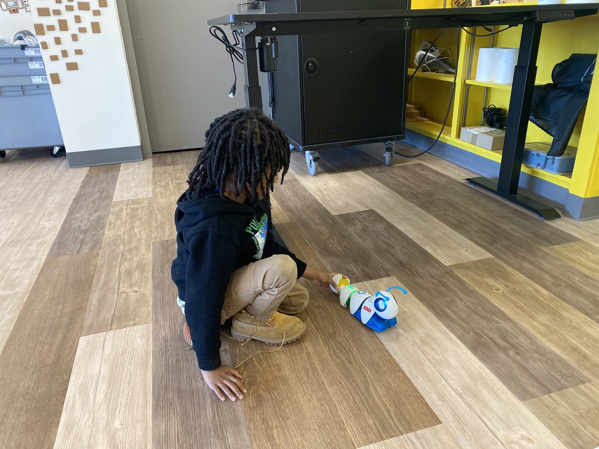 MrsReiber's tweet image. I seriously have the best job! 🤖 Love working with my 135 kindergarteners, and we had so much fun in our PreK-2nd grade Fab Lab! 🥰 #Dash @Sphero #codeapillar #technologyteacher