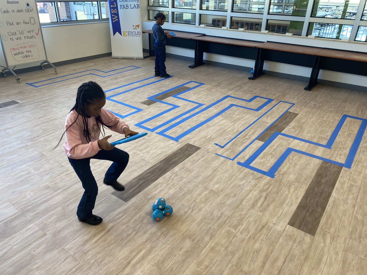 MrsReiber's tweet image. I seriously have the best job! 🤖 Love working with my 135 kindergarteners, and we had so much fun in our PreK-2nd grade Fab Lab! 🥰 #Dash @Sphero #codeapillar #technologyteacher