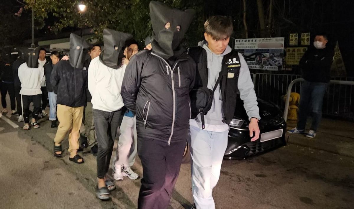 13日，香港屯門、元朗及天水圍4小時內接連發生3宗閘車斬人案，黑幫「新義安」及「勝和」兩頭目因爭女結怨，掀起一場腥風血雨。截至14日凌晨時分，警方拘捕17人。