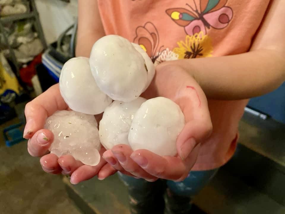 😳 Storms this evening have produced huge hail. Baseball to nearly softball size hail! 📸 Jennifer Hampton Kennedy in Edwardsville, KS. @kmbc @NWSKansasCity @spann #kswx #mowx